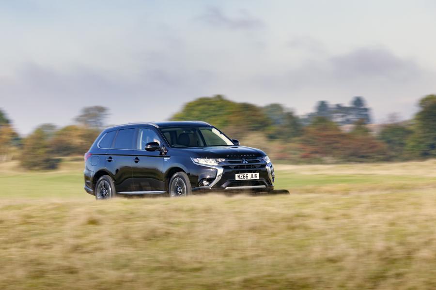  Mitsubishi Outlander PHEV Juro 2016 года  (UK) (фото 3 из 46)